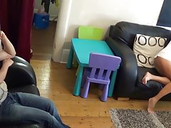 Ragazzo scopa asiatica all'aperto