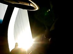 Bruna diteggiatura culo e un pezzo con l'aiuto di un dildo