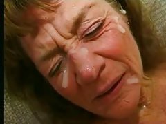 Sperma in bocca ragazza dopo una splendida scopata