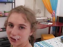 Scopata con due uomini e una ragazza in calze.