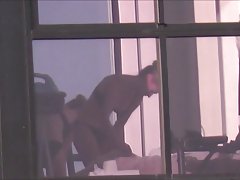 Dopo aver bagnato masturbarsi sua figa ragazza piscia sulla pietra