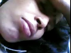 Il ragazzo con gli anelli alle orecchie scopa cagna e accarezza la figa