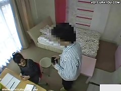Amico scopa sul pavimento sexy
