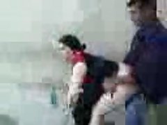 Questi piselli in buchi ragazze