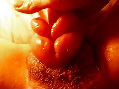 Snella bionda cums durante il sesso, un uomo discende lo sperma in faccia