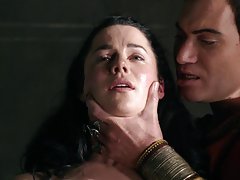 Sesso con una porno star e spacca tutto sul suo volto